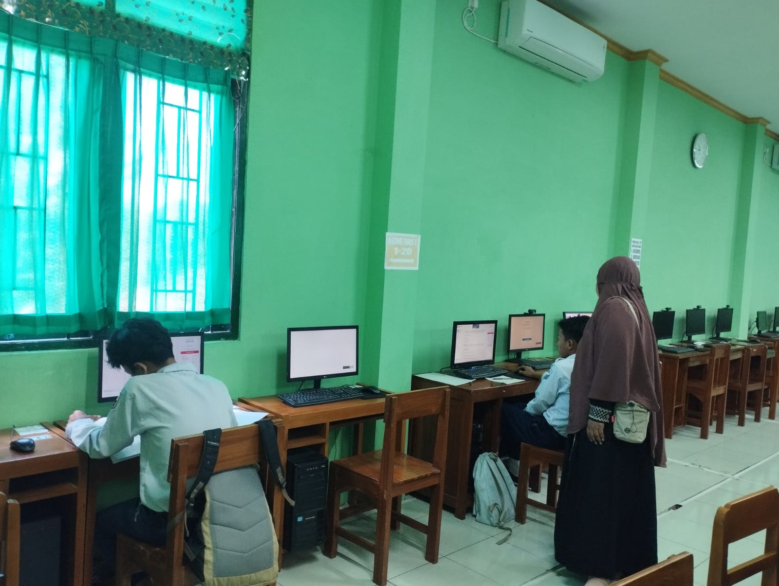 Kawal Prestasi Murid, Kepala MTsN 9 Bantul Lakukan Monitoring Uji Coba OMI